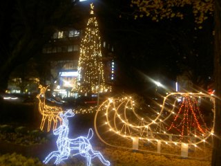 国立駅前のクリスマス電飾: トナカイとソリ