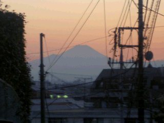近所の坂の上から見える富士山